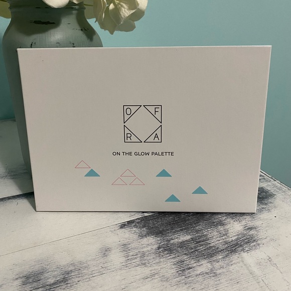 OFRA Cosmetics On The Glow Palette - Picture 7 of 8